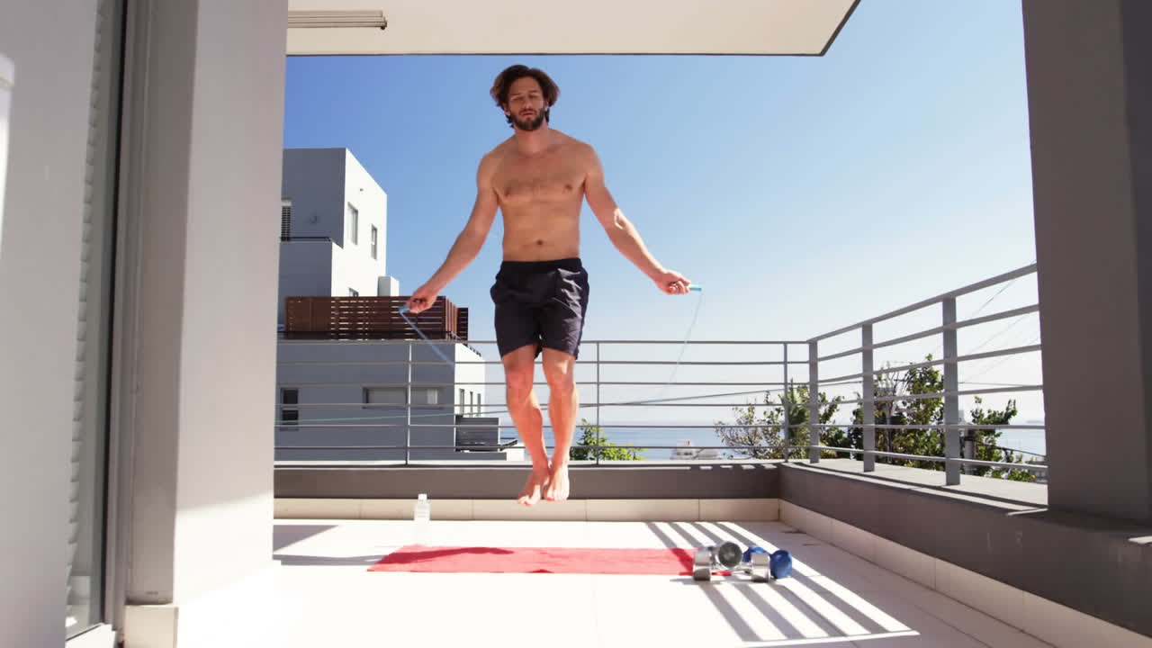 hombre caucásico haciendo deporte en casa durante la pandemia de coronavirus covid19