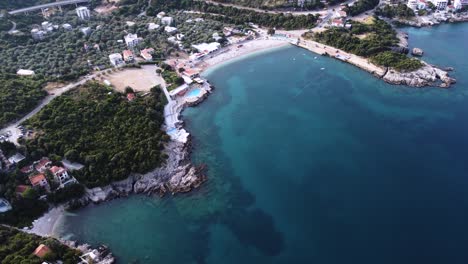 Utjeha-Beach-Uvala-Maslina-Con-Agua-Azul-Perfecta-En-La-Costa-Adriática,-Aérea