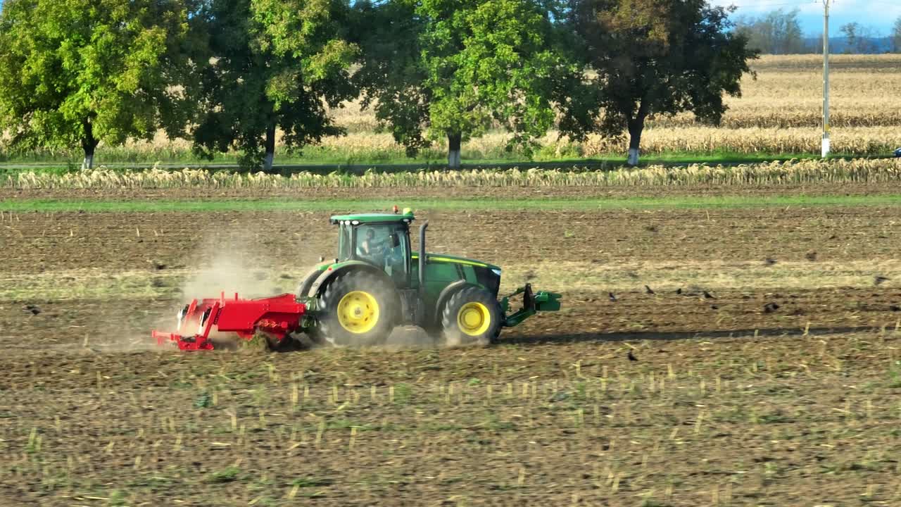 tiro de seguimiento del campo de arado del tractor industrial con