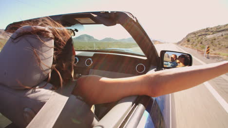 en un viaje por carretera conduciendo en un coche de pareja descapotable filmado en r3d
