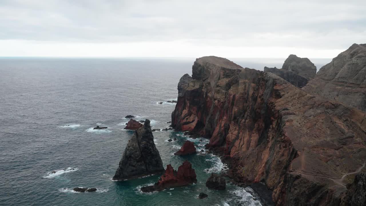 A dramatic tilt-up reveals jagged coastal cliffs and rock formations at Ponta de São Lourenço, Madeira.