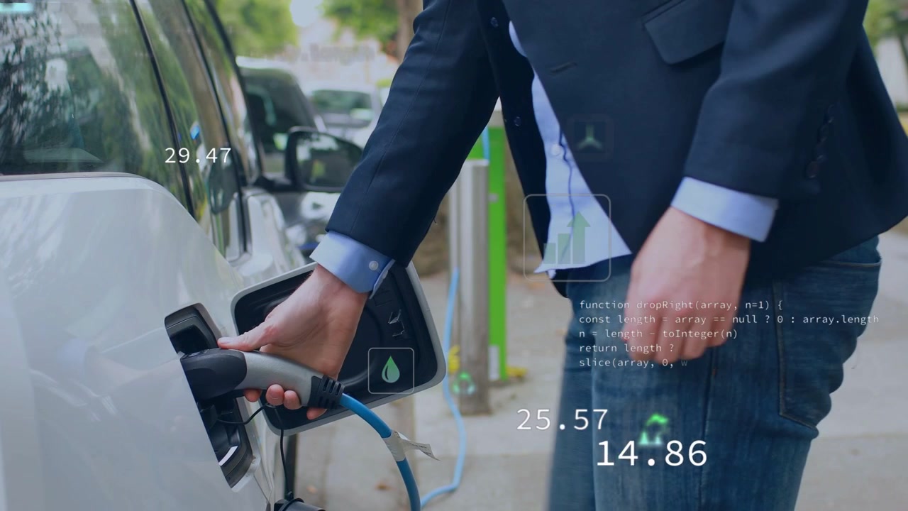 Uomo che cammina sul marciapiede con un veicolo elettrico, aprendo lo sportello, collegando la spina, osservando le sovrapposizioni energetiche intorno alla spina che aggiornano la CO2