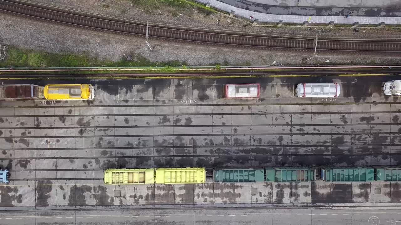 vista panorámica aérea de un ferrocarril con diferentes tipos de vagones