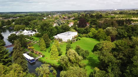 Drohnenschuss:-Monkey-Island-Estate,-Luxuriöses-Historisches-Hotel-In-England