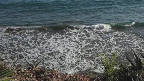 olas en la costa de sitgest