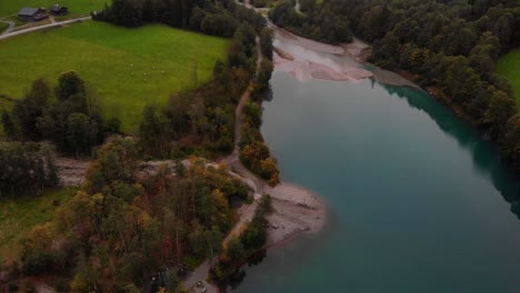 Grüne-Wiesen-Am-Ufer-Des-Berühmten-Klammsees-An-Einem-Bewölkten-Tag-In-Kaprun,-österreich