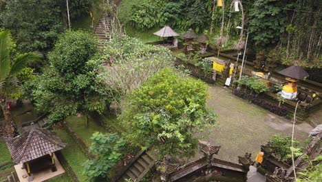 Balinesischer-Hindu-Tempel-Mit-Panoramablick-Auf-Bali,-Indonesien,-Religiöses-Gelände,-Mengening-Tampaksiring,-Heiliges-Reise--Und-Tourismusziel