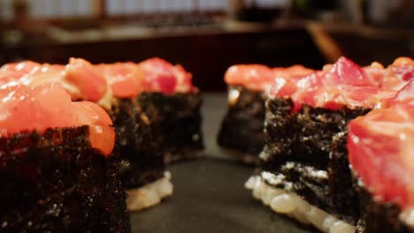 primer plano de las piezas de sushi.
