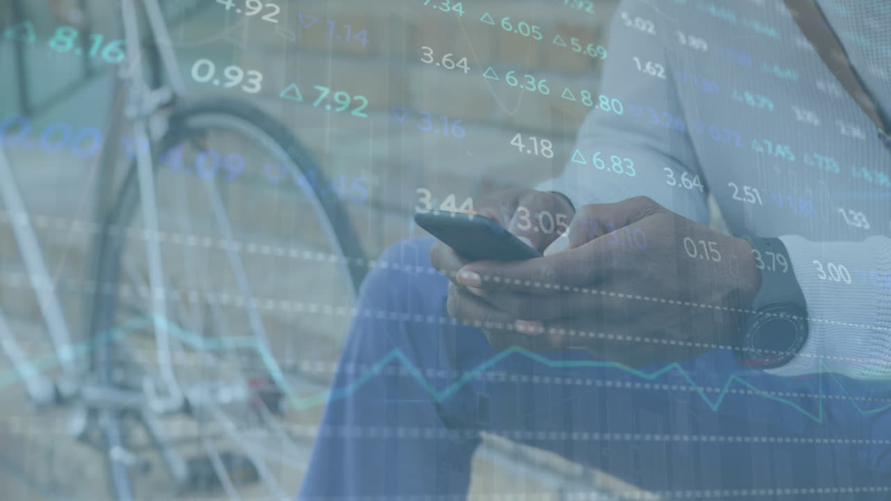 animazione di tavola di negoziazione multicolore e grafici, uomo afroamericano seduto e usando il cellulare