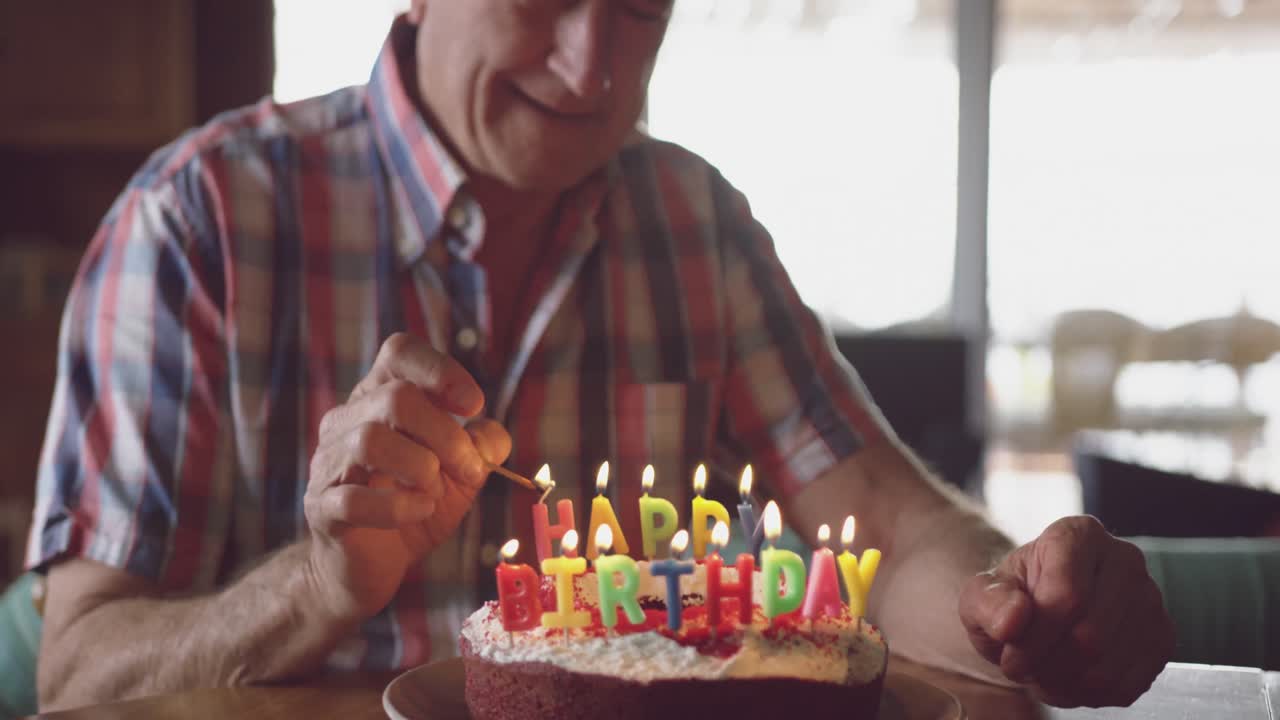 hombre mayor con un pastel de cumpleaños en casa