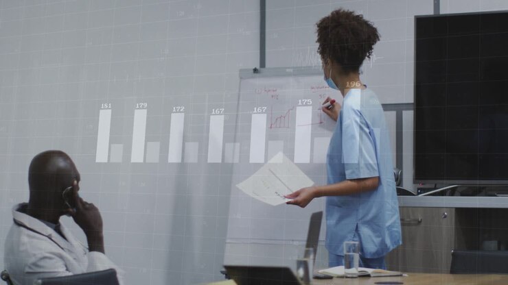 Infermiera che indica con il dito una linea di casi rossa verso l'alto su un grafico durante una riunione medica, che mostra barre di sovrapposizione in aumento