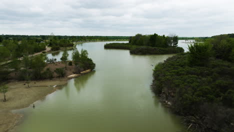 Shelby-Farms-Park,-üppiges-Grün-Rund-Um-Einen-Ruhigen-See,-Bewölkter-Tag,-Luftaufnahme