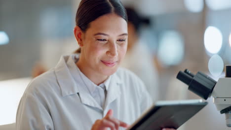 ciencia, investigación y mujer con microscopio