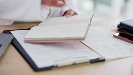 mujer madura, médico y computadora portátil