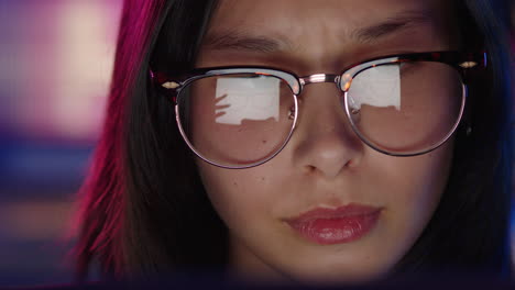 retrato en primer plano de una joven diseñadora asiática que usa computadora diseñando gafas mirando el prototipo en la pantalla trabajando tarde en la noche haciendo lluvia de ideas