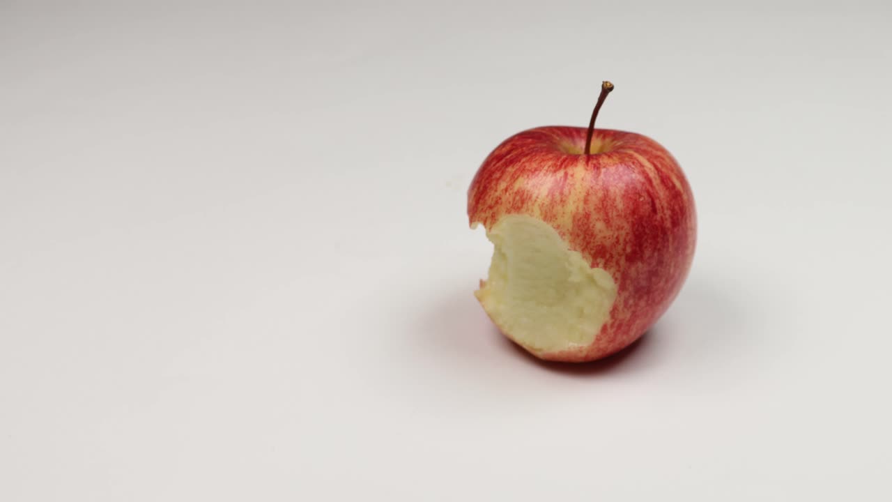 Spiser et æble i stop motion. Intro isoleret