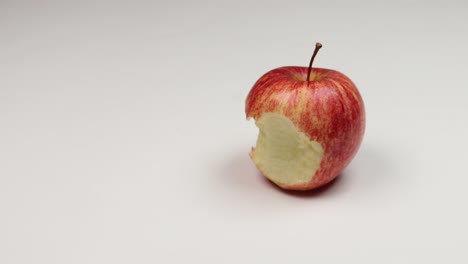 comiendo una manzana en stop motion. introducción aislada