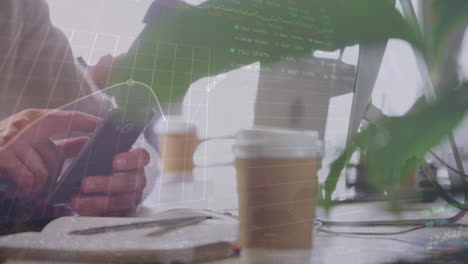animación de múltiples gráficos y tablero de negociación sobre taza de café y hombre caucásico usando teléfono celular