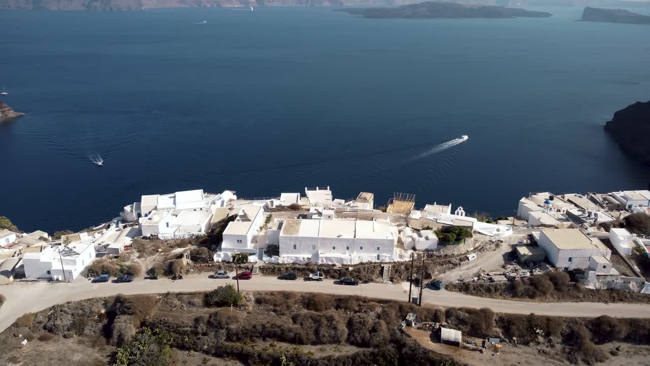 thirasia y la isla de santorini, grecia. aéreo 4k