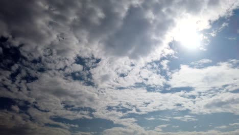 Wir-Sehen-Die-Bewegung-Der-Wolken-In-Der-Stadt