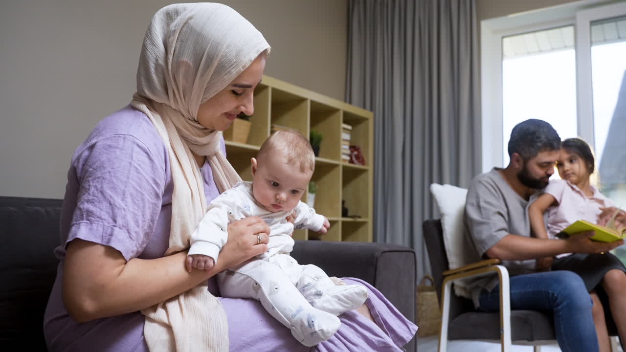 islamische frau und baby im wohnzimmer.