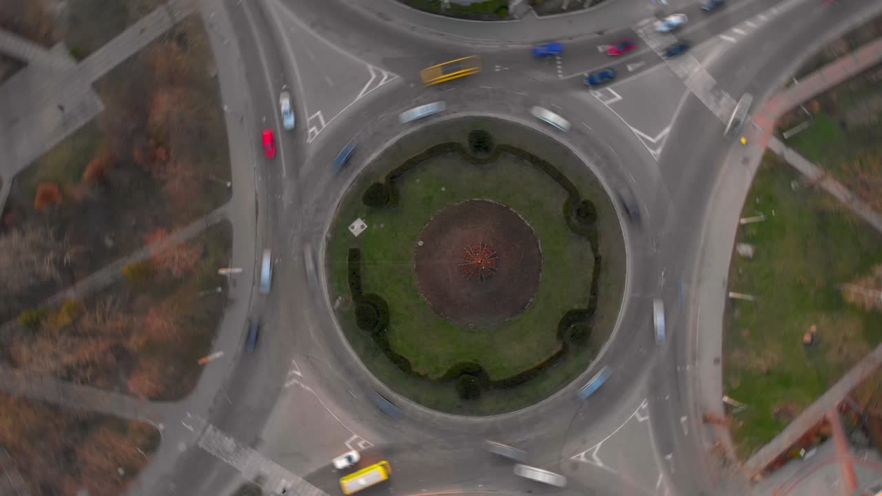4к воздушный вид временной задержки круговой дороги с круговыми машинами.