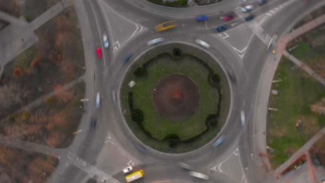 vista aérea de 4k del lapso de tiempo de la carretera de circunvalación con coches circulares.