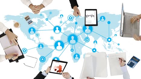 ejecutivos de negocios que trabajan en dispositivos en el mapa