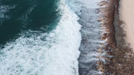 Drohne-Antenne-Strand-Wellen-Wälder-Schwenken-Hawaii