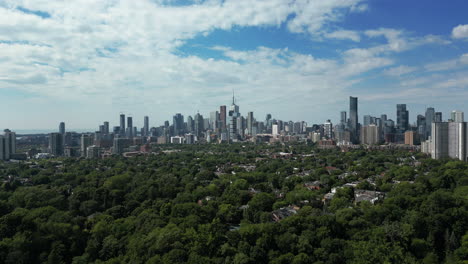 un dron de 4k disparó sobre el lado este de toronto, con el centro de la ciudad al fondo, mirando hacia el suroeste