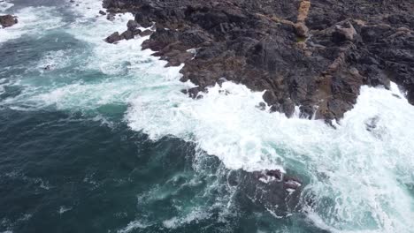 Luftaufnahme-Von-Mächtigen-Wellen,-Die-Auf-Felsen-Krachen