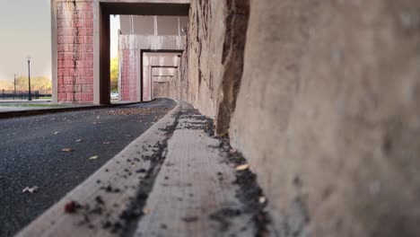 Callejón-Abandonado-Bajo-El-Puente-Lleno-De-Hojas-En-Un-Día-Frío-Y-Ventoso-De-Otoño