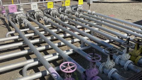 toma de establecimiento de las múltiples tuberías de combustible diferentes que llevan el combustible a los camiones cisterna