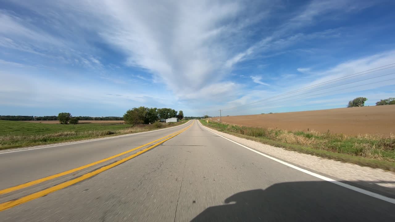 시골 아이오와에서 포장된 도로를 운전하는 동안 시점 영상