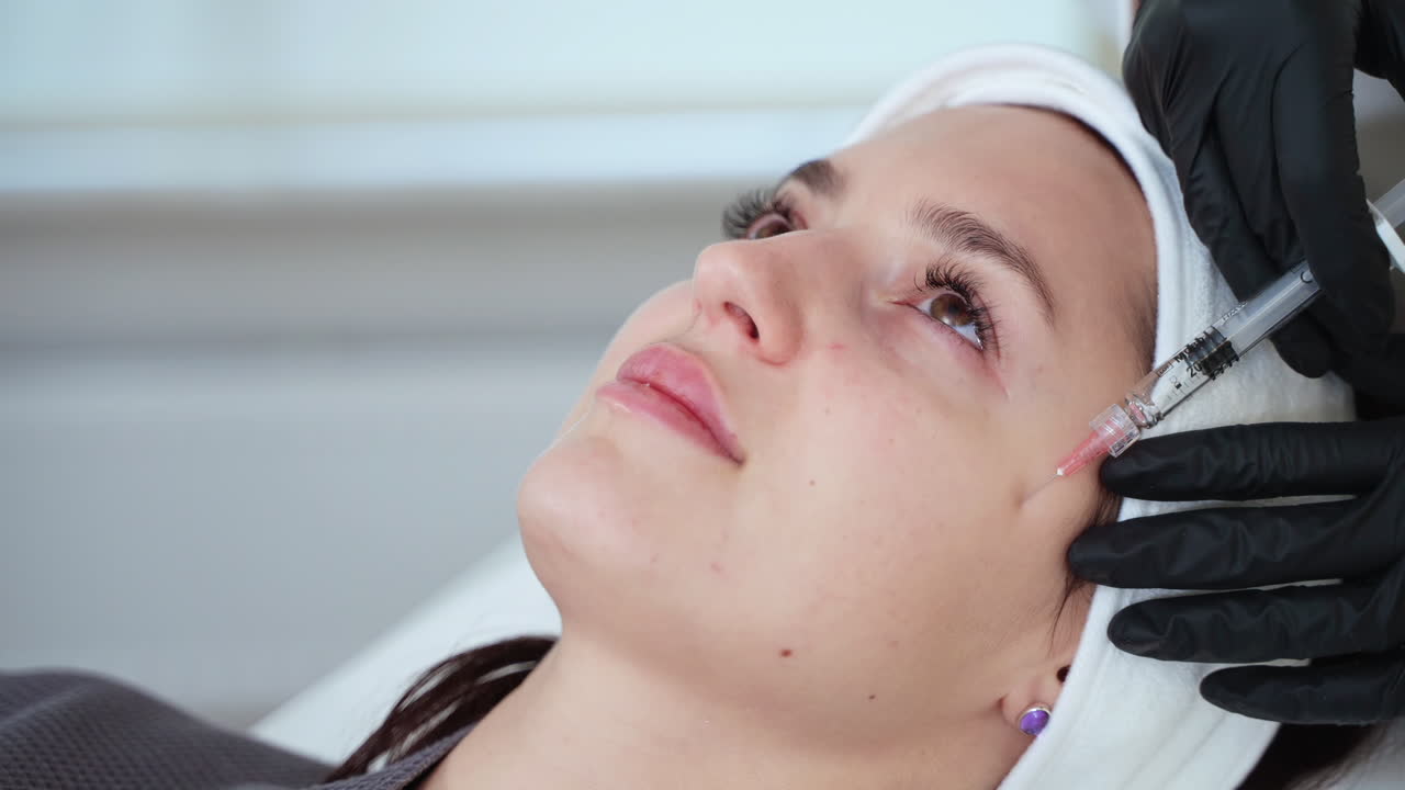 mujer recibiendo tratamiento de inyección facial