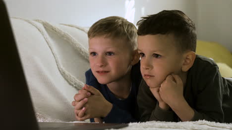 glückliche kinder genießen einen film auf dem sofa