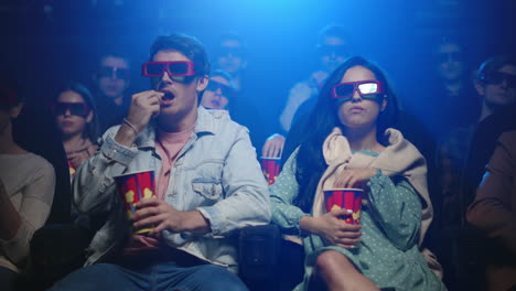 Amigos-Viendo-Una-Película-Con-Gafas