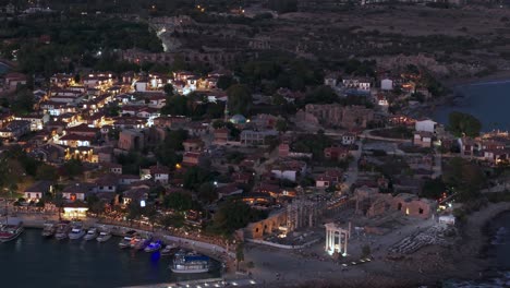 Vista-Aérea-Volando-A-Través-Del-Puerto-Deportivo-Del-Casco-Antiguo-Y-El-Barrio-Iluminado-De-La-Costa-Turca