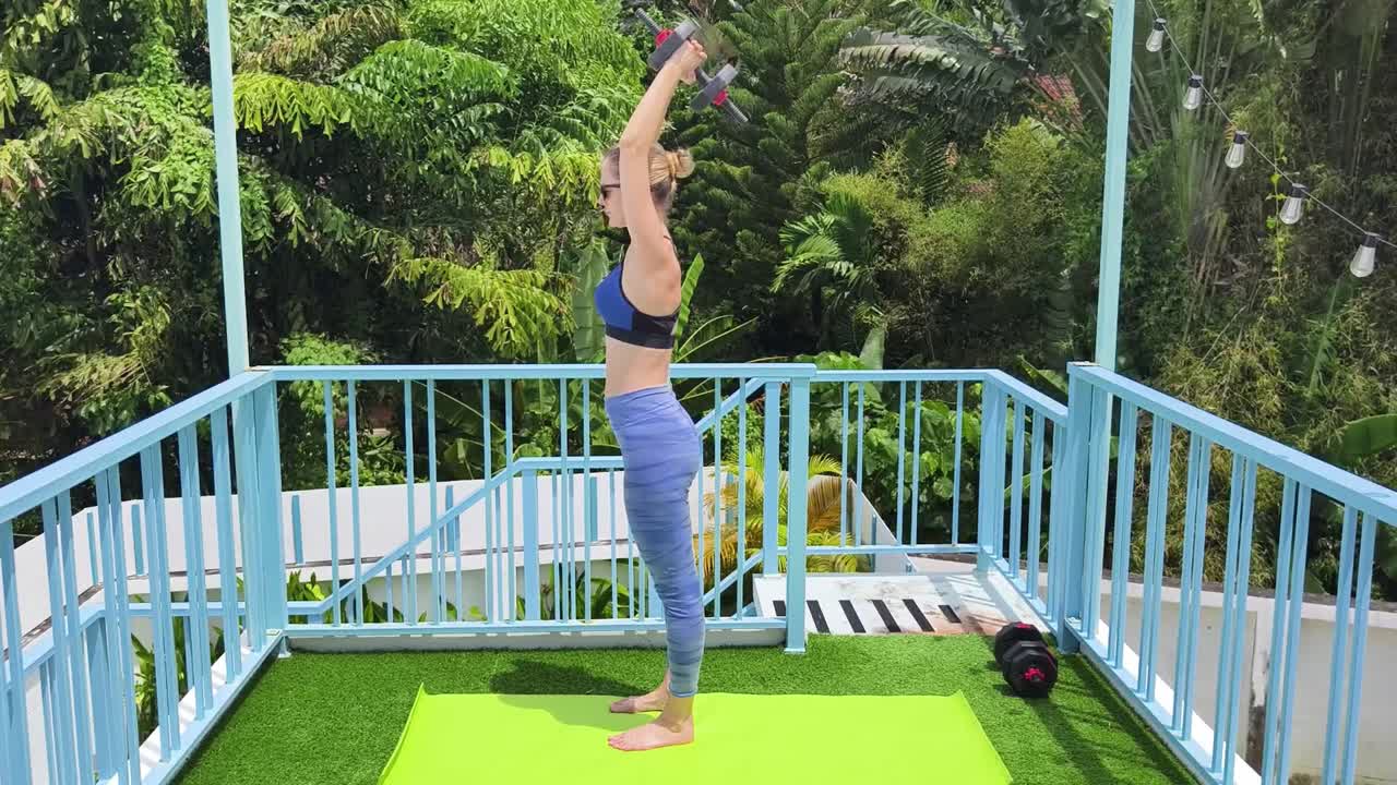 mujer haciendo ejercicios de brazo con manivela al aire libre