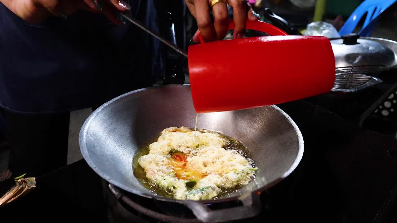 거리에서 팬에 오을 조리하는 것