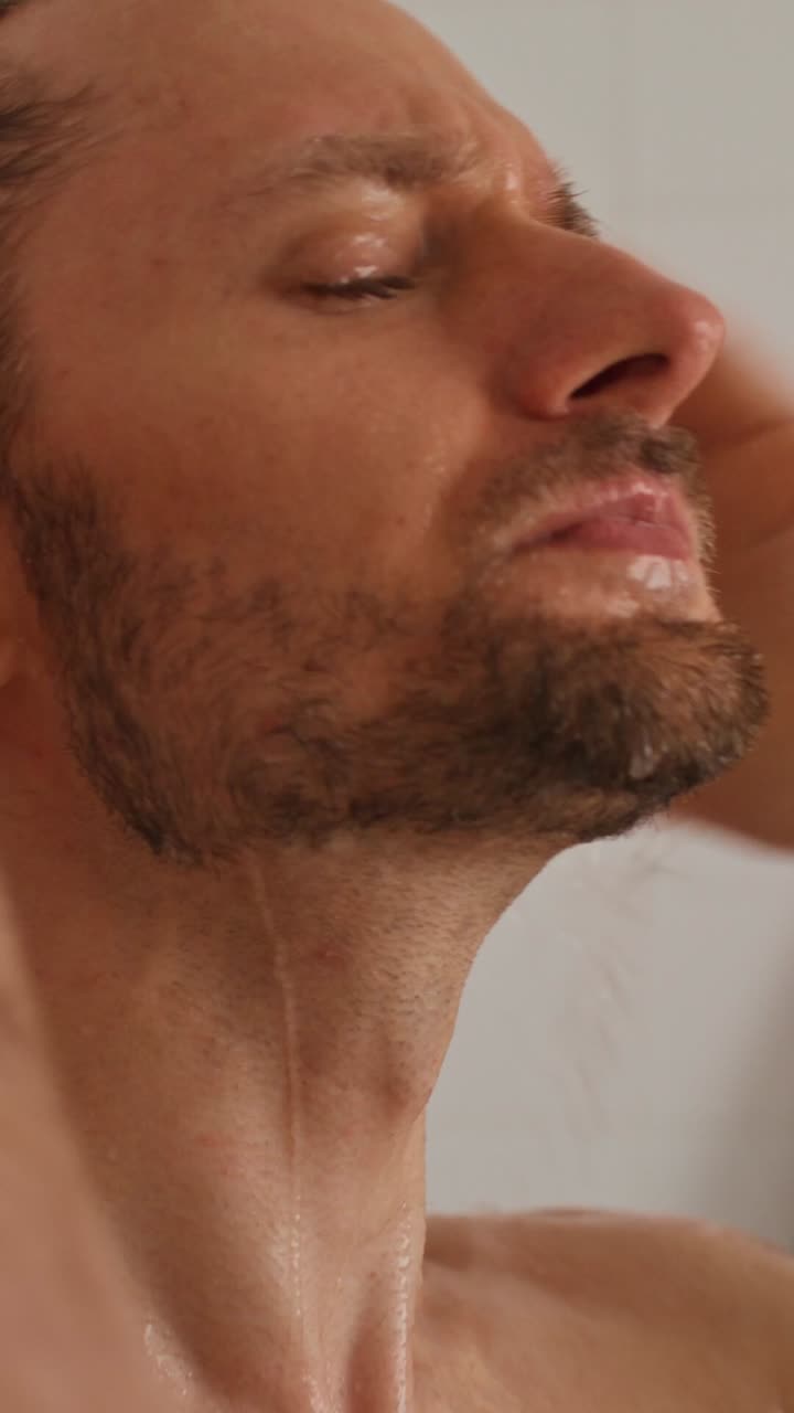 Uomo sotto la doccia