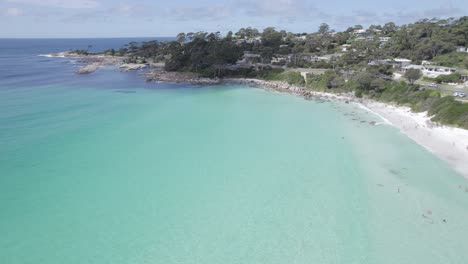Turquoise-Blue-Water-Of-Binalong-Bay-With-White-Sand-Beach-Near-Skeleton-Bay-Reserve-In-Tasmania,-Australia