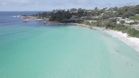 Agua-Azul-Turquesa-De-La-Bahía-De-Binalong-Con-Playa-De-Arena-Blanca-Cerca-De-La-Reserva-De-La-Bahía-De-Esqueleto-En-Tasmania,-Australia