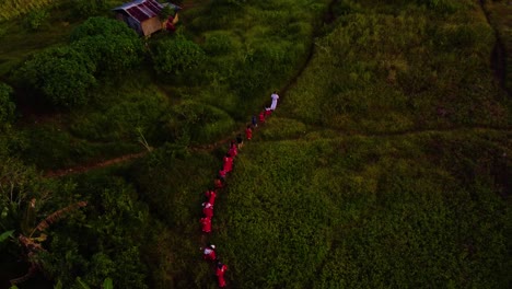 toma aérea de personas tribales caminando hacia la montaña
