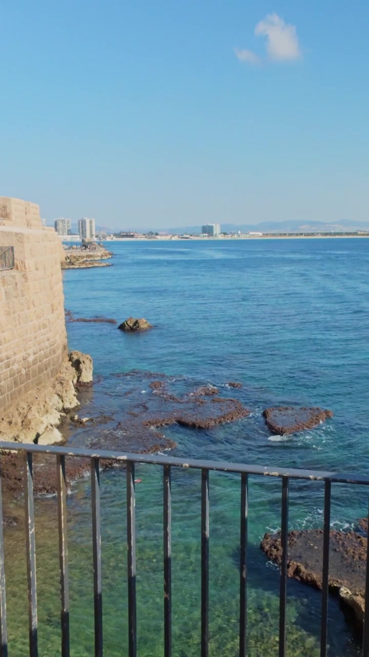 Vista dall'alto del Mar Mediterraneo dalle mura di Acri