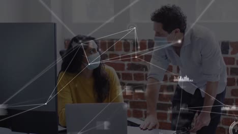 animación de la red y los datos sobre diversos colegas con máscaras faciales que trabajan en la oficina creativa