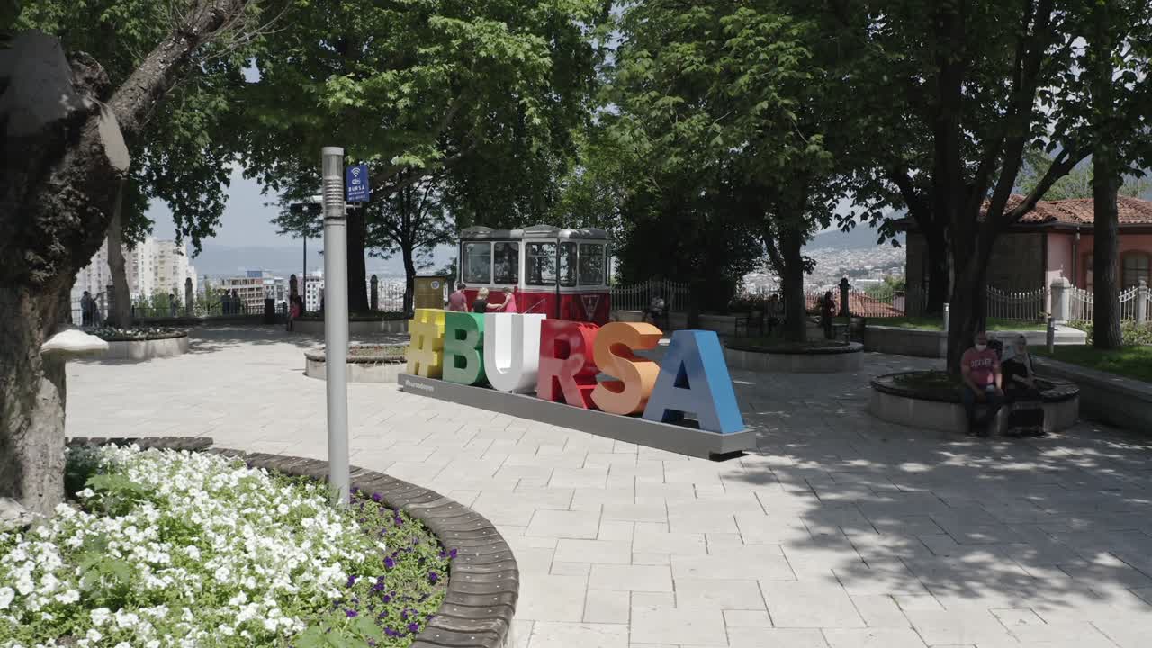 터키 부르사에 있는 녹색 모스크 (green mosque) 는 14세기에 지어졌다.