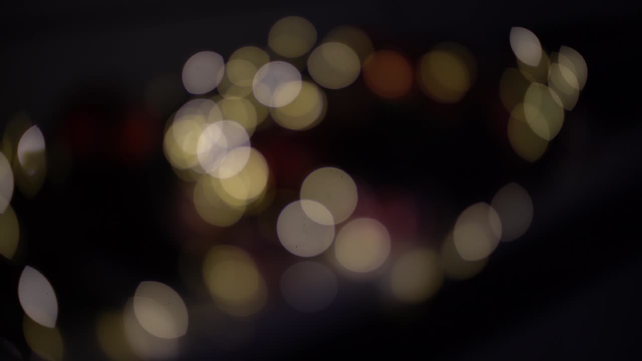 teclas de piano con decoraciones navideñas, primer plano