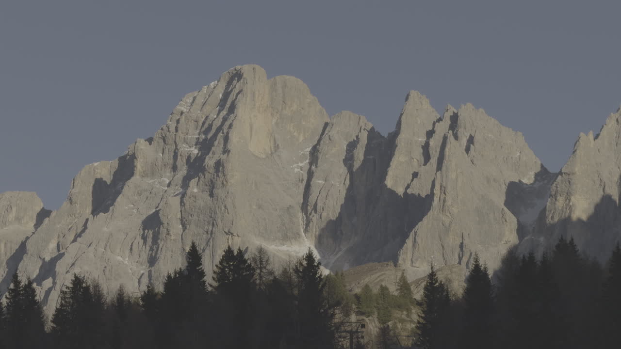 majestuosa cordillera al amanecer o al atardecer