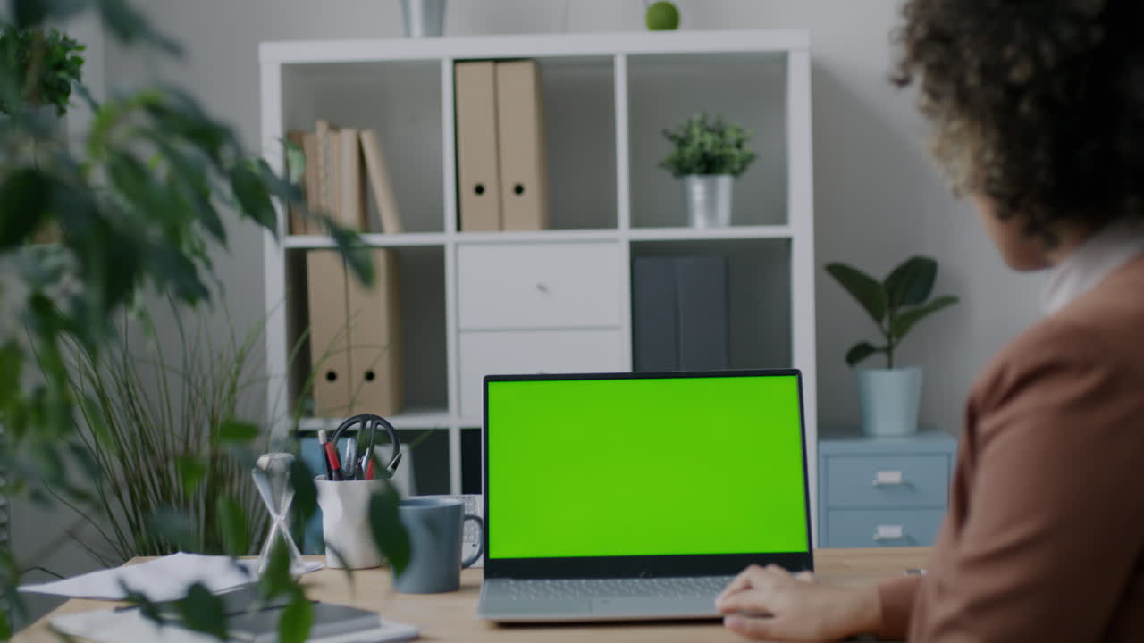 mujer trabajando en una computadora portátil en la oficina